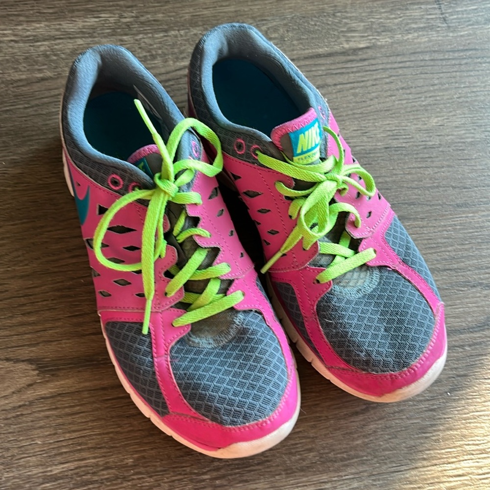 Nike tennis shoe. Size 8.5